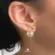 Brinco Abelha Dior com Pérola Folheado a Ouro 18K