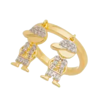 Anel Berloque Dois Meninos Cravejado de Zircônia Folheado a Ouro 18K
