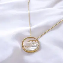 Gargantilha Redonda Madrepérola Cravejada Letras Folheado a Ouro 18k