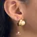 Argola Curvada Lisa Folheada a Ouro 18k