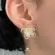 Brinco Flor Com Pedras de Zircônia Folheado a Ouro 18k