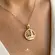Pingente Manicure Folheado a Ouro 18k